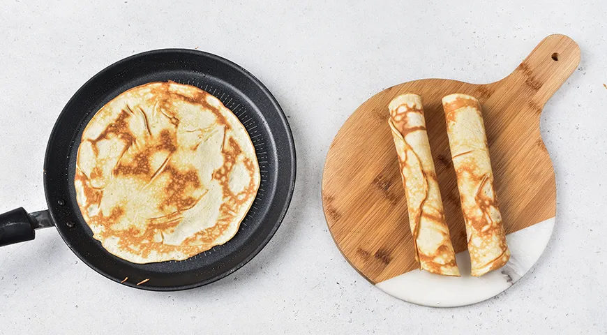 Хрустящие трубочки можно приготовить на сухой сковороде, если подсушить на ней обычное вафельное тесто