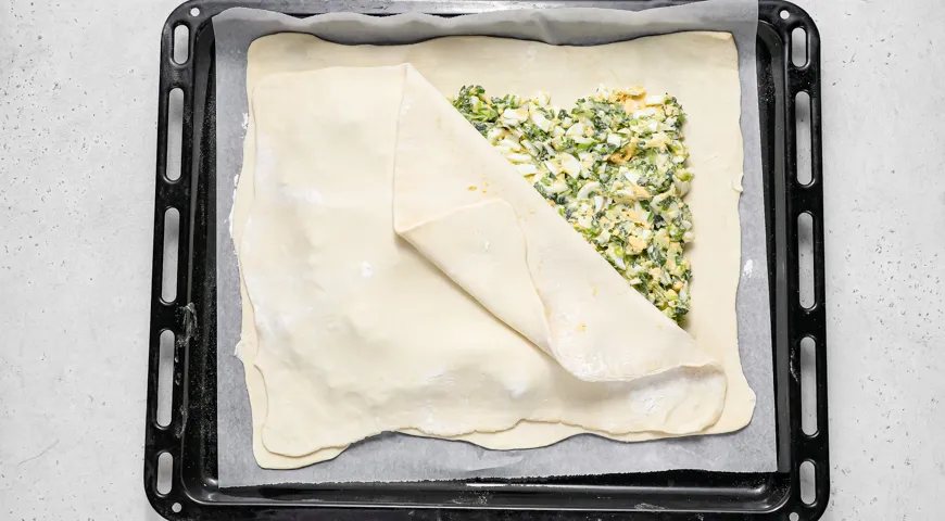 Cлоеный пирог с луком и яйцом