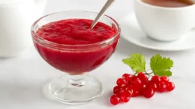 Красная смородина, перетертая с сахаром на зиму