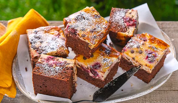 Брауни с черешней и кардамоном