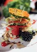 Мильфёй из лесных ягод и сыра рокфор
