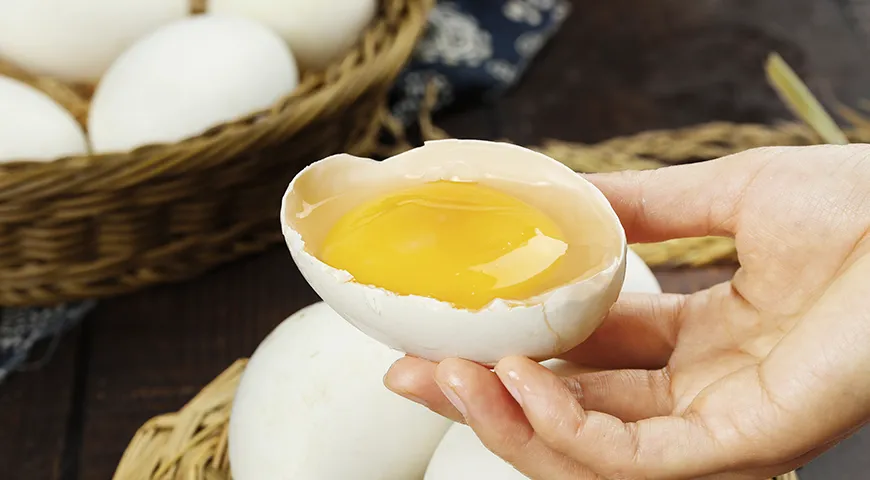 Средний вес гусиного яйца — 160-180 г, но у тяжелых пород (тулузской, холмогорской) может достигать 220 г