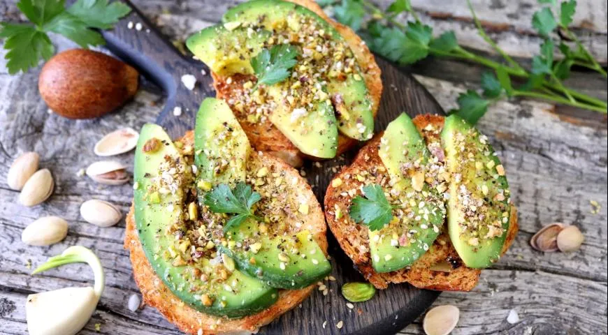 Мультизлаковый тост, авокадо и орехи — идеальный микс на завтрак