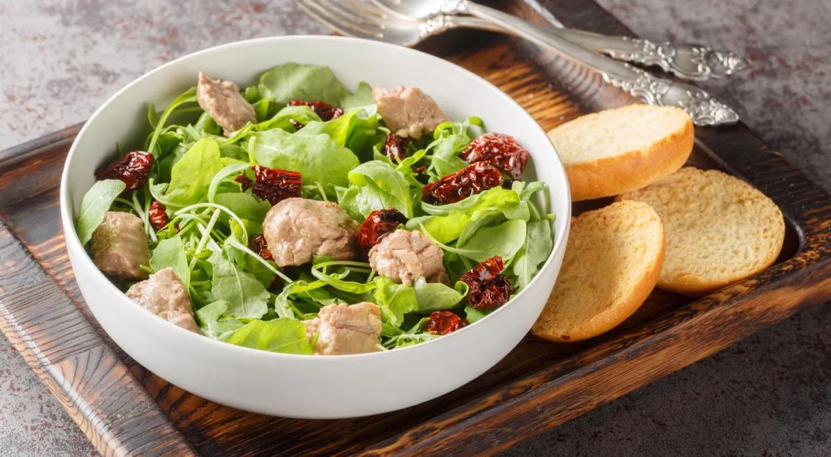 Салат с печенью трески и ломтиком хлеба — пример сбалансированного блюда