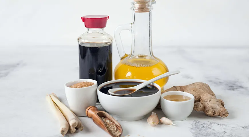 Соевый соус как основа, плюс масло, мед и имбирь – отличный состав маринада для ребер в азиатском стиле