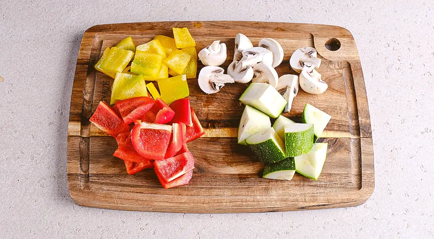 Грудка индейки, запеченная с овощами