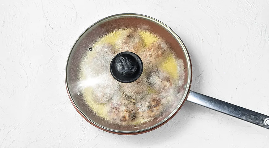 Куриные котлеты, тушенные в молоке