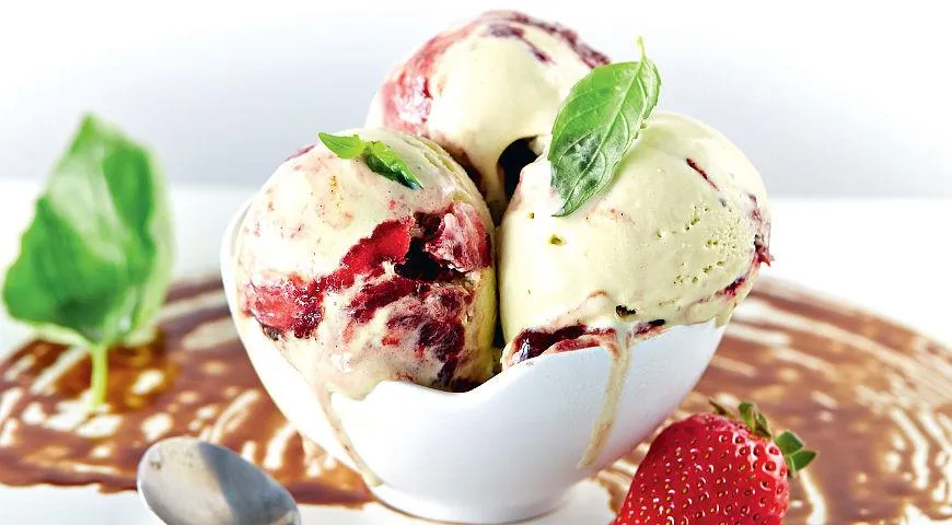 Мороженое из базилика с клубнично-бальзамиковым соусом