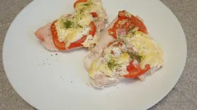 Отбивные из куриного филе, запеченные с помидором и сыром