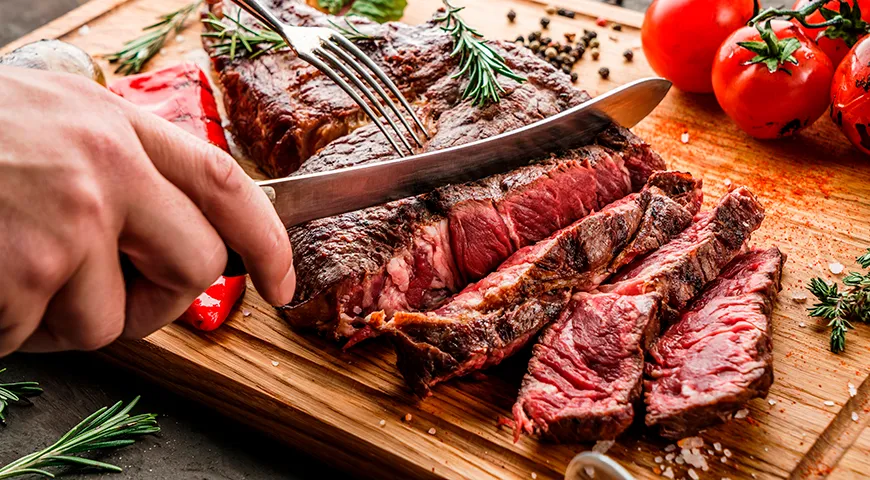 Чтобы мясо получилось нежным, нарезайте готовый стейк поперек волокон