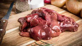 Шеф-повар рассказала, как быстро и легко снять пленку с печени