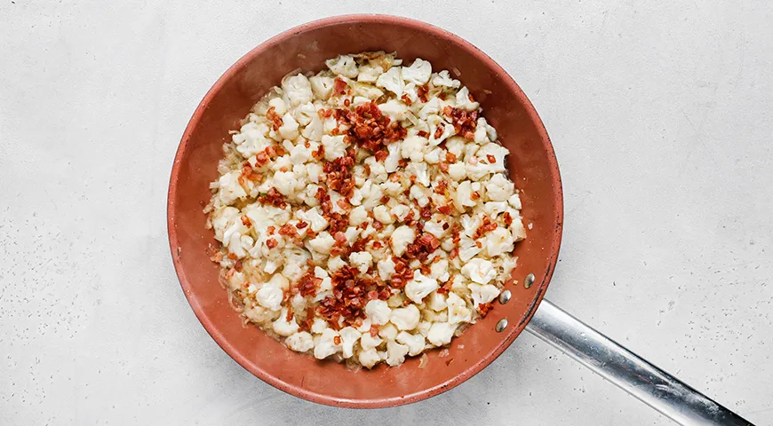 Цветная капуста с яйцом и сыром на сковороде