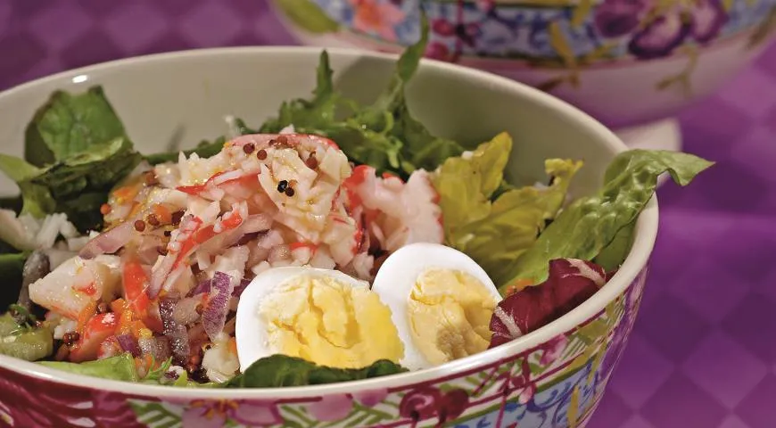 Салат с крабовыми палочками, перепелиными яйцами и салатными листьями
