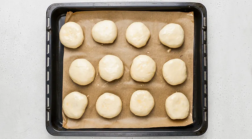 Сладкие булочки с яблоками и корицей