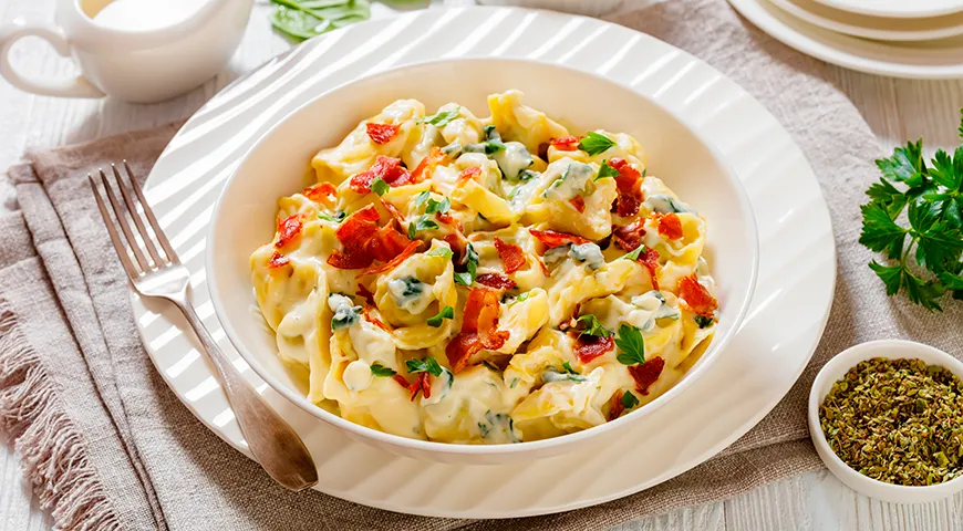 Тортеллини в сливочно-сырном соусе с хрустящим беконом 