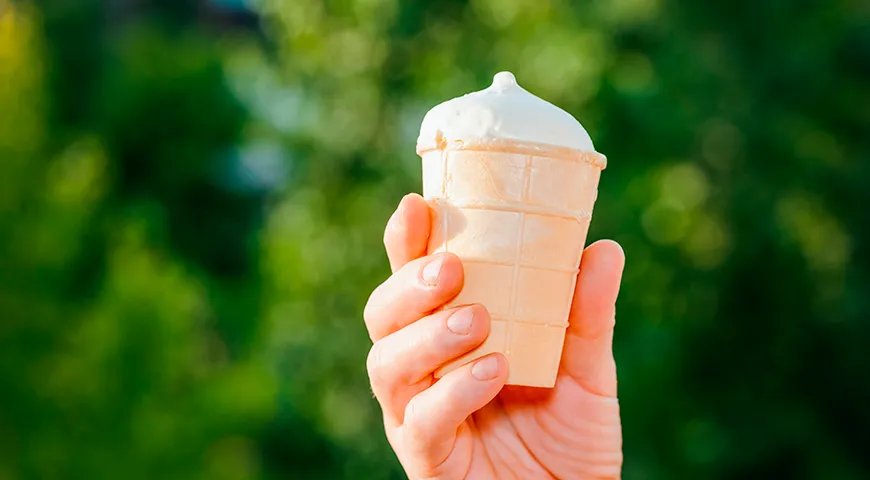 Пломбир в вафельном стаканчике воспринимают как традиционное угощение, популярное в уличной торговле, детских кафе, на семейных торжествах и фестивалях