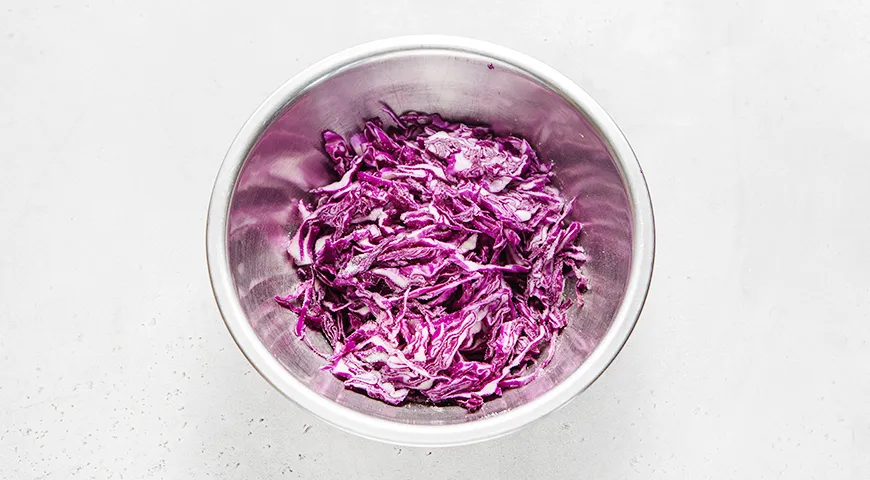 Салат из краснокочанной капусты с кукурузой