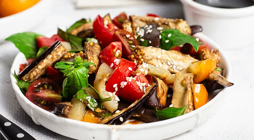 Салат с помидорами и печеными баклажанами