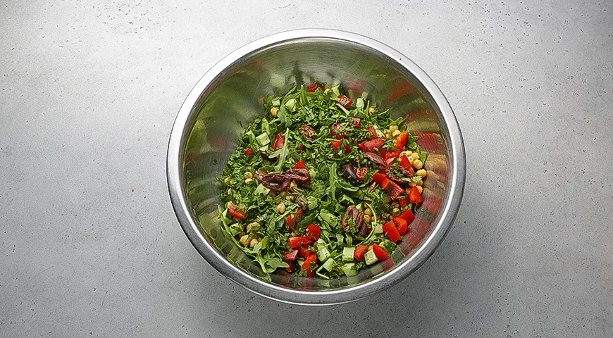 Салат с нутом и руколой