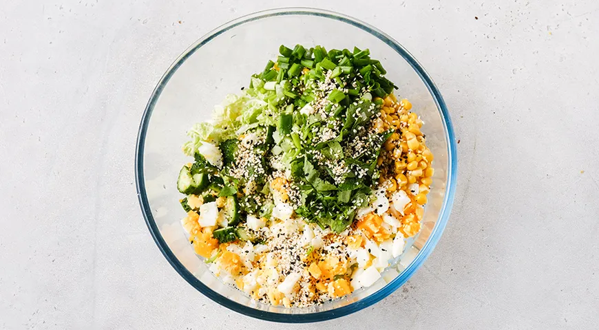 Салат из пекинской капусты с кукурузой, яйцом и огурцом