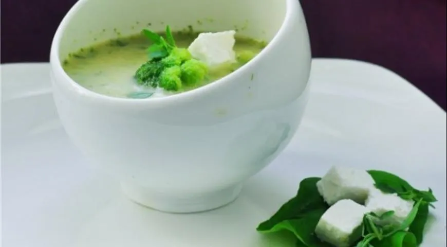 Суп с брокколи, жареным чесноком и фетой