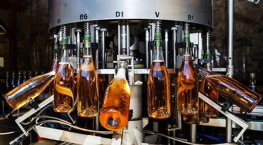 Технологически от шампанского креманы отличаются количеством пузырьков (в креманах их чуть меньше, поэтому давление в бутылке до 5 атмосфер, тогда как у шампанского их 6)