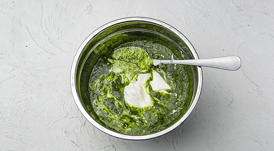 Салат с зеленой сметанной заправкой