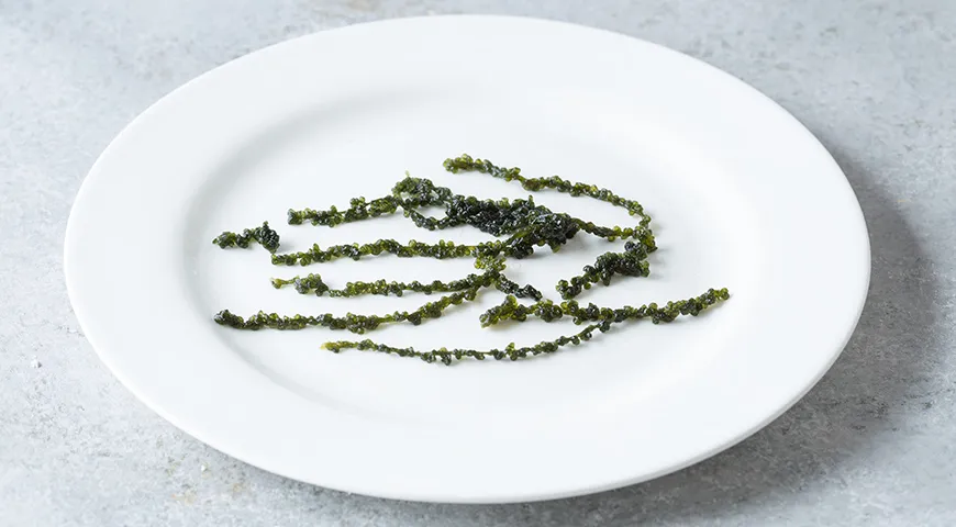 Сушеный морской виноград нужно замочить в прохладной воде на 10-20 минут