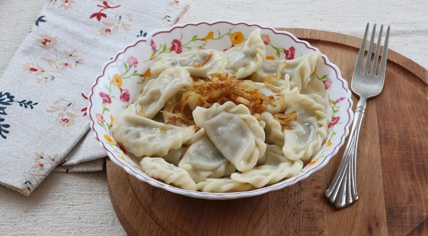 Вареники с картошкой, грибами и жареным луком