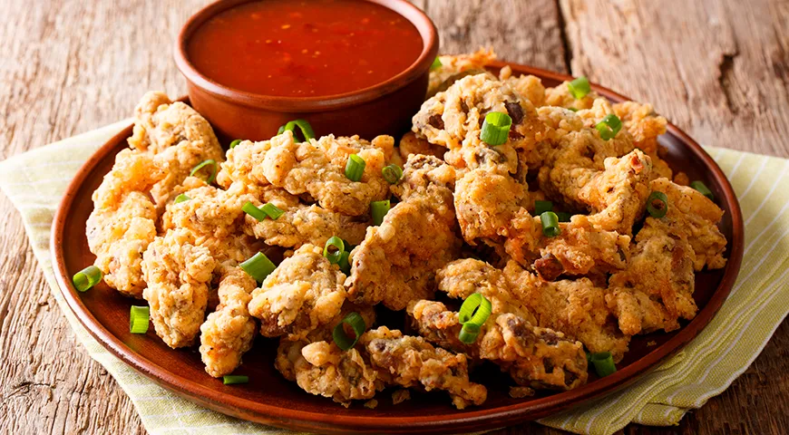 Хрустящие обжаренные куриные желудки с зеленым луком и острым томатным соусом 