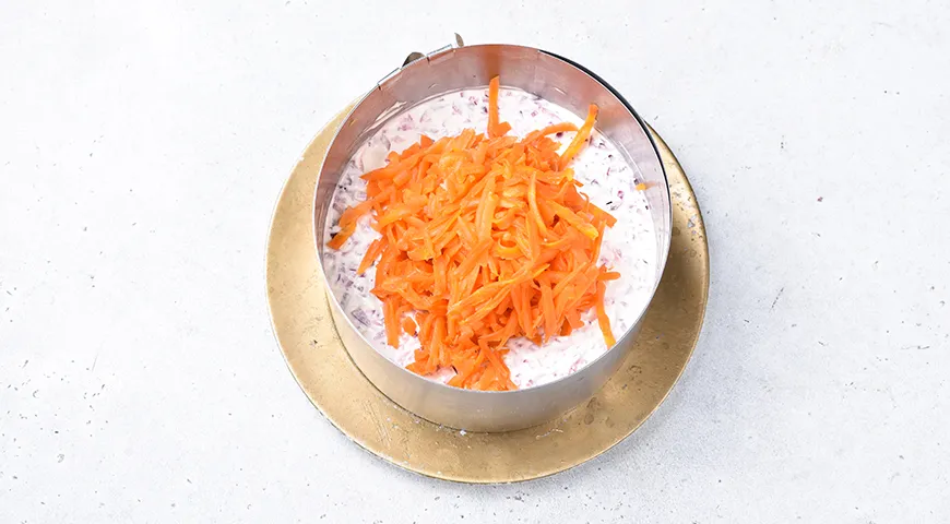 Селедка под шубой с икрой мойвы