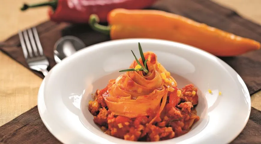 Паста со сладким перцем и курицей "алла болоньезе"