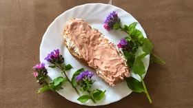 Бутерброд с рикоттой, семгой с соусом из майонеза, кетчупа и горчицы