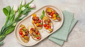 Брускетта с томлёными томатами и рикоттой
