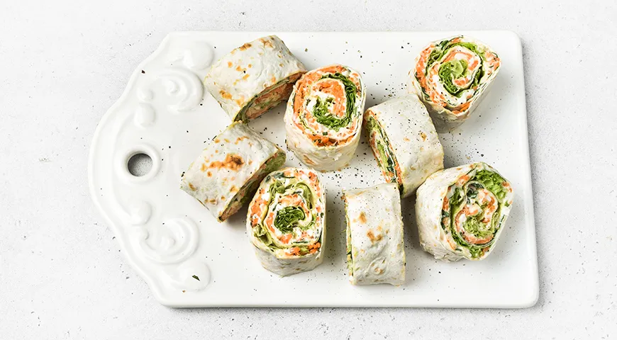 Рулет из лаваша с морковью по-корейски, плавленым сыром и яйцами