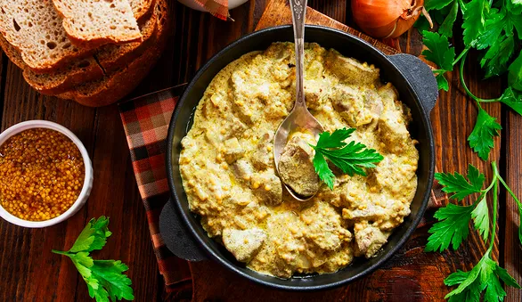 Куриная печень в сметане: 8 рецептов — с луком, грибами, овощами и не только