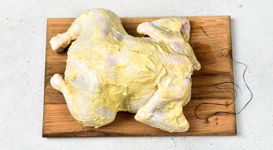 Курица, запеченная на бутылке в духовке
