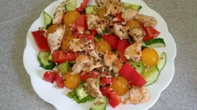 Салат с овощами и запеченным куриным филе