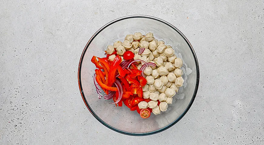 Салат с мини-пельменями и итальянской заправкой