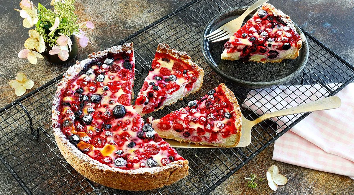 Рецепт песочного пирога с ягодами и сметанной заливкой