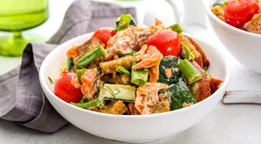 Салат с копченой форелью, цукини и жареным хлебом 