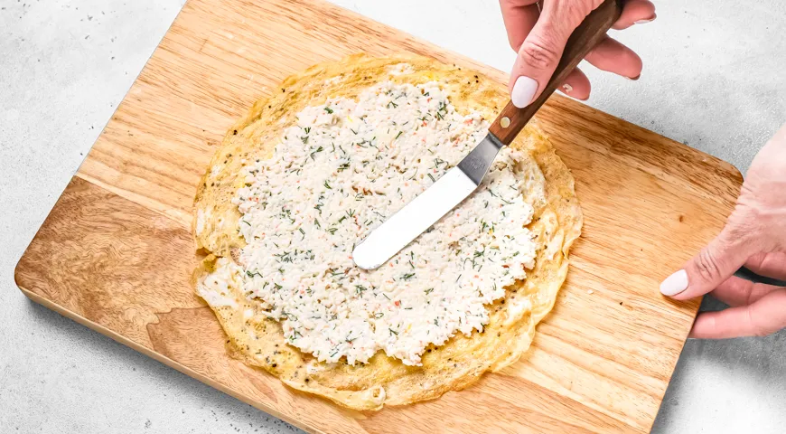 Яичные блинчики с крабовыми палочками и сыром