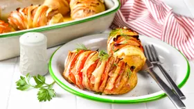 Картошка-гармошка, запеченная в духовке, с беконом и сыром