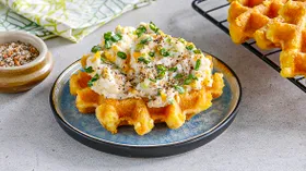 Чафли с яйцами, майонезом и зеленым луком