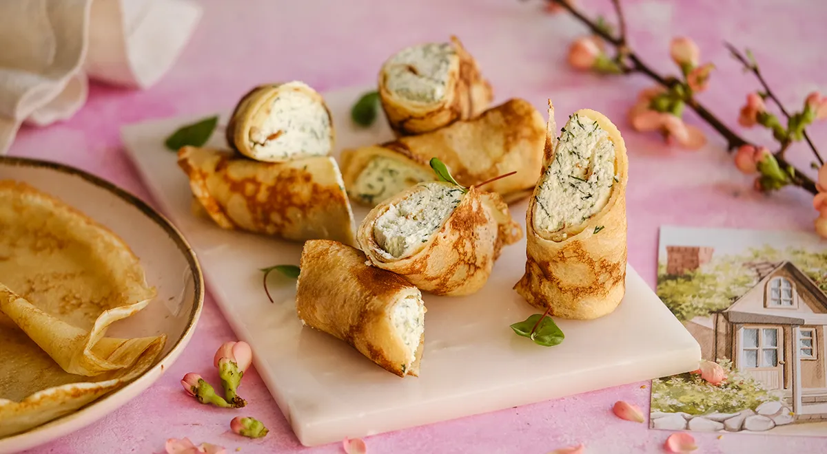 Блины с творогом, зеленью и чесноком