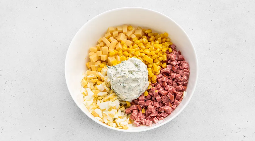 Салат «Ежик» c копченой колбасой