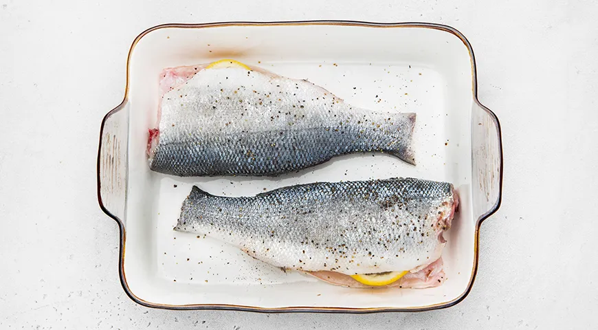 Запеченный жерех с картошкой и луком