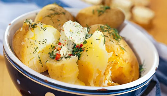 Молодой картофель с маслом и эстрагоном