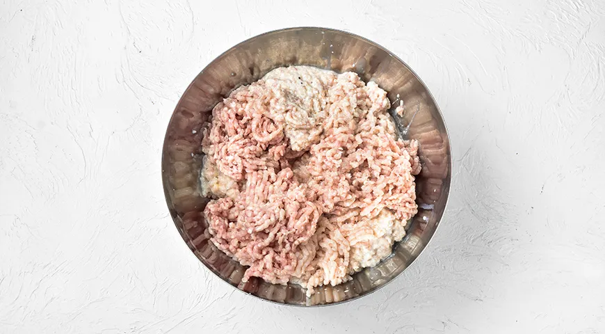 Куриные котлеты, тушенные в молоке