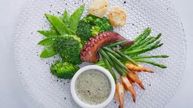 Тёплый салат из морепродуктов с зелёными овощами